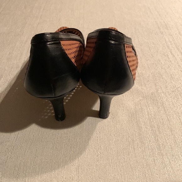 Bella Vita Genuine Leather Pumps - Picture 6 of 8